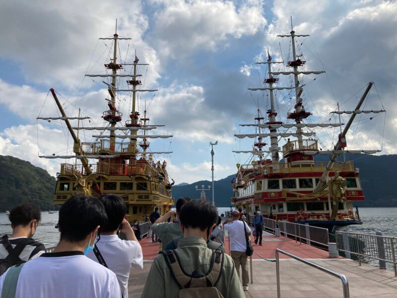 桃源台港の２隻の海賊船