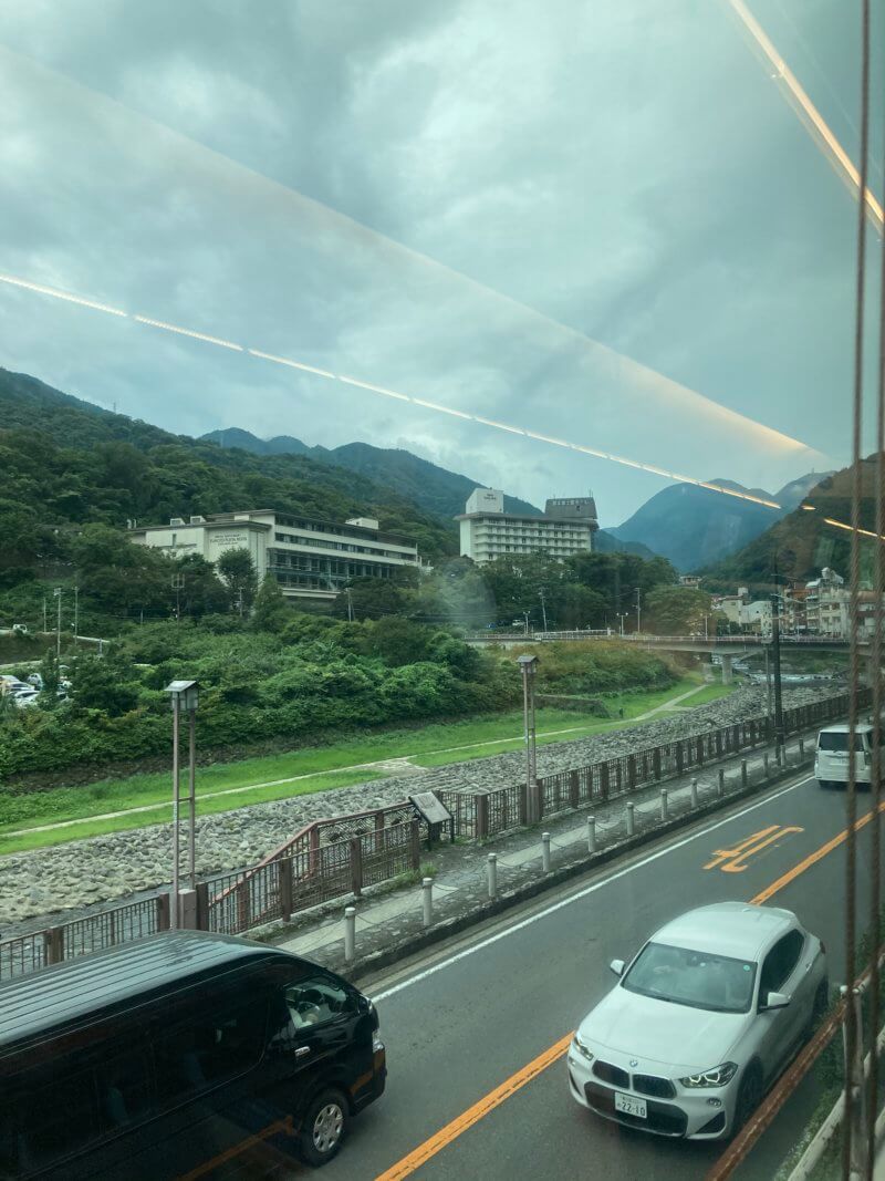 車窓から富士屋ホテルをながめる。