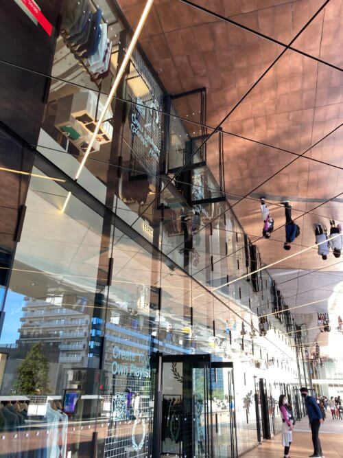 東京ガーデンシアターのガラス張りの軒