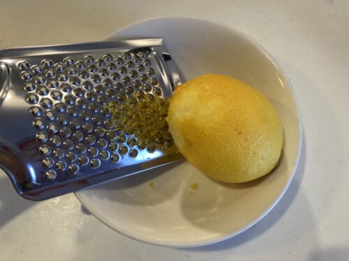 レモンの皮を擦り下ろす。