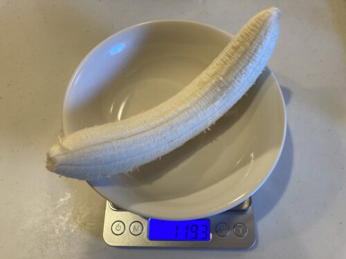 皮を剥いたバナナの重さを量る