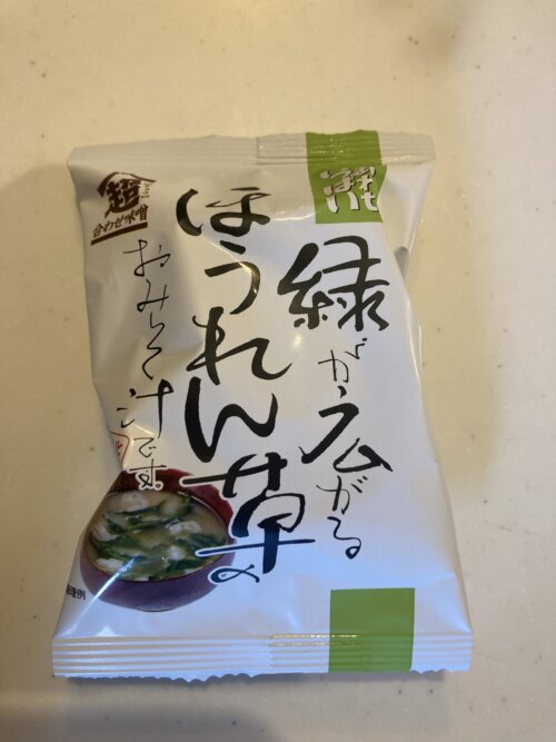 緑が広がるほうれん草のおみそ汁です。