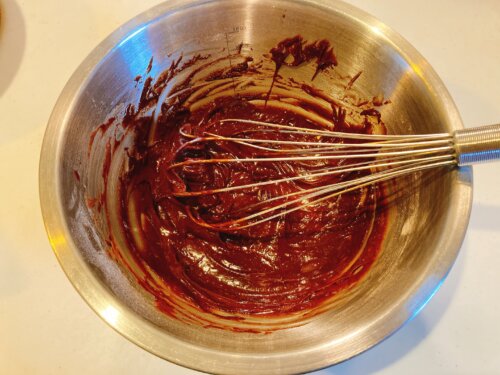 バターとチョコレートをを溶かしたものを加え更に混ぜる。
