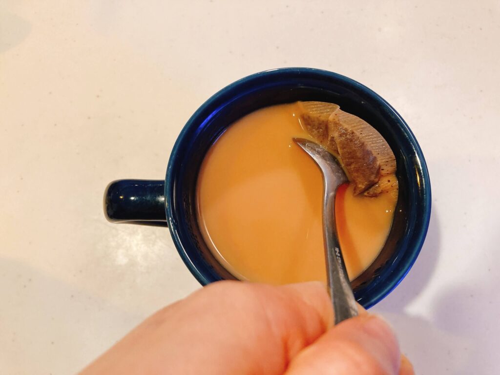 スプーンで一度ティーバッグを押して、紅茶を絞り出してから取り出す。
