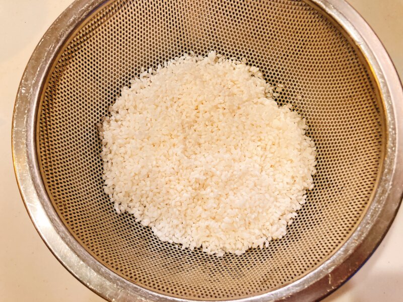 洗ってざるに入れた米