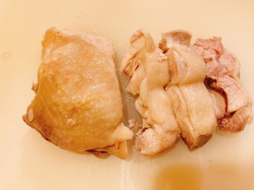 鶏もも肉を切る