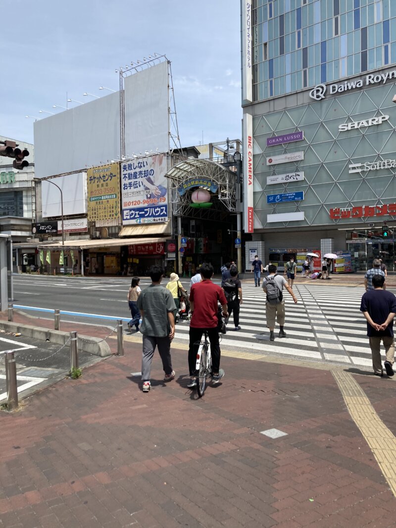 岡山駅前商店街の入り口（遠目）