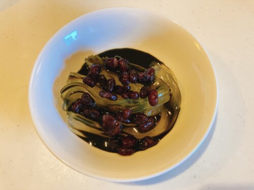 宇治抹茶蜜をかけ、かのこ豆を散らして柚子しずく完成