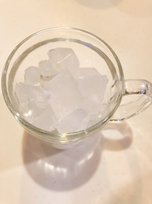 氷を入れたグラス。