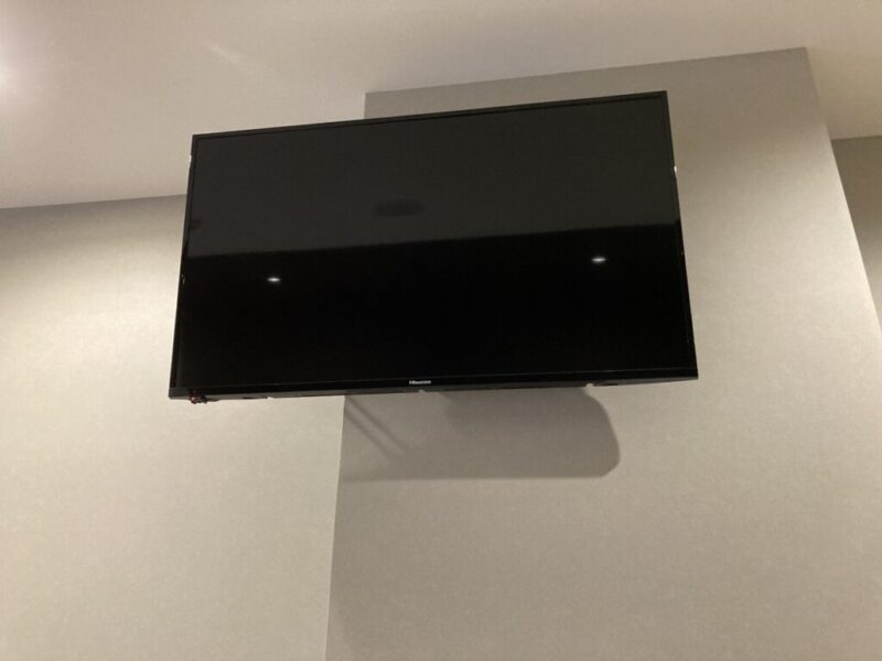壁に設置されたテレビ