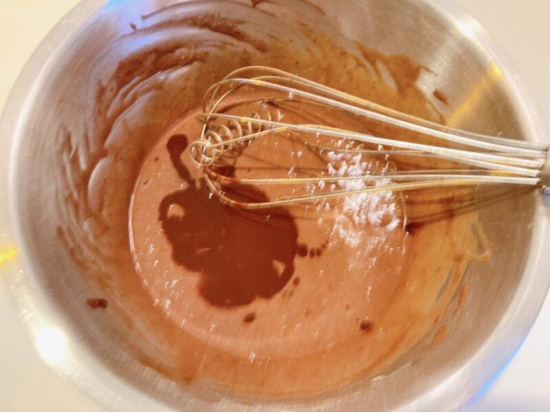 ガトーショコラミックスにチョコレートとバターを溶かしたものを入れる