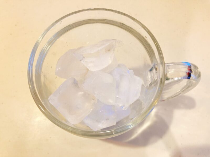 氷をたくさん入れたグラス