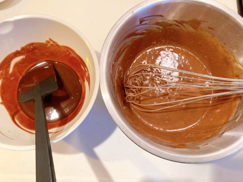 チョコレートとバターを溶かしたものと、ガトーショコラミックスを混ぜたもの